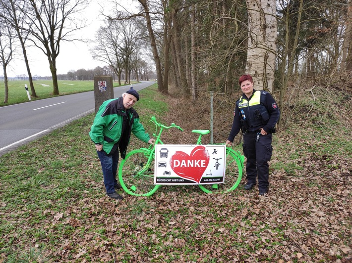 POL-VER: ++ Gemeinsame Aktion von Verkehrswacht Osterholz und Polizeiinspektion Verden/Osterholz: Grüne Fahrräder am Straßenrand ++