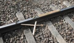 BPOL-FL: Glückstadt - Unbekannte legen Gegenstände auf die Gleise; Zug beschädigt