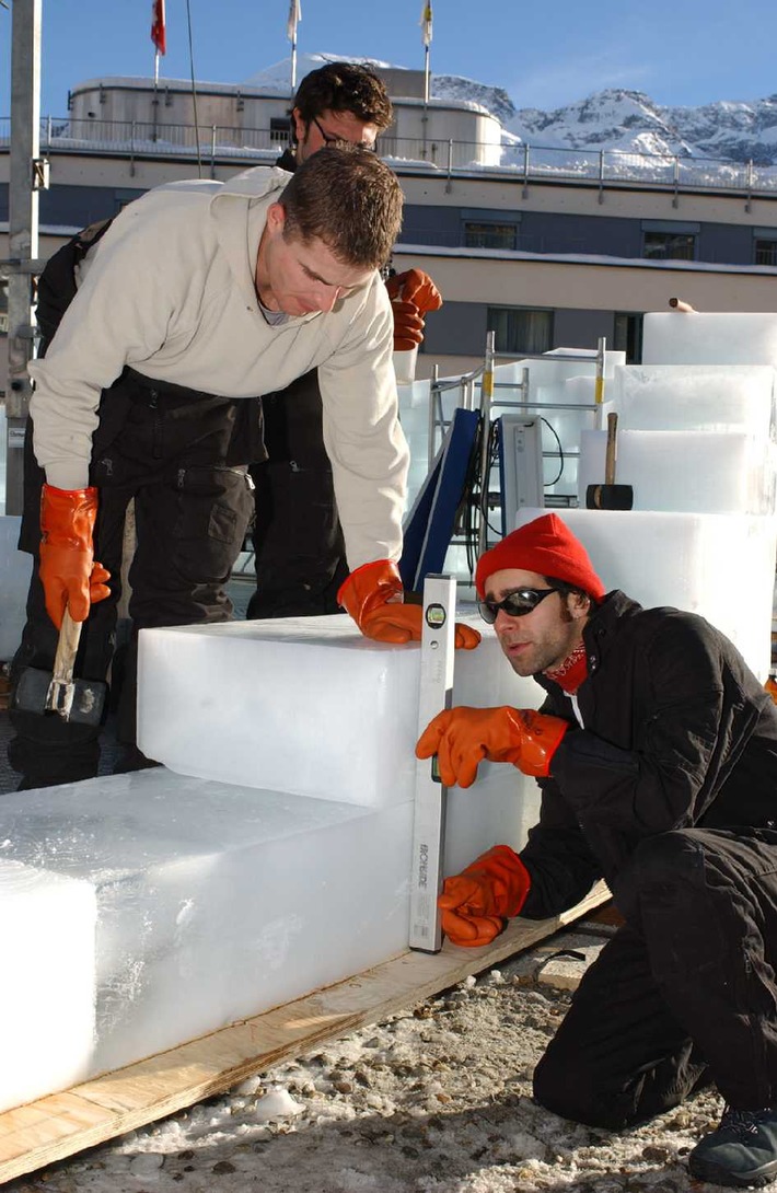 Die Audi Ice Lounge in St. Moritz / Ein überdimensionales Puzzlespiel
aus Eis entsteht / 1.850 Eisquader zu einzigartigem Kunstobjekt
formen