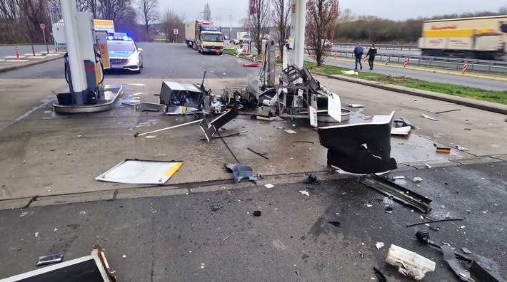 POL-GÖ: (77/2024) Spektakulärer Unfall mit hohem Sachschaden auf Rastanlage Göttingen-Ost - Geländewagen prallt gegen geparkte LKW und Zapfsäulen, Fahrer mutmaßlich erheblich alkoholisiert