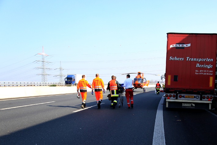 FW-E: Person auf der A40 von LKW erfasst, lebensgefährlich verletzt