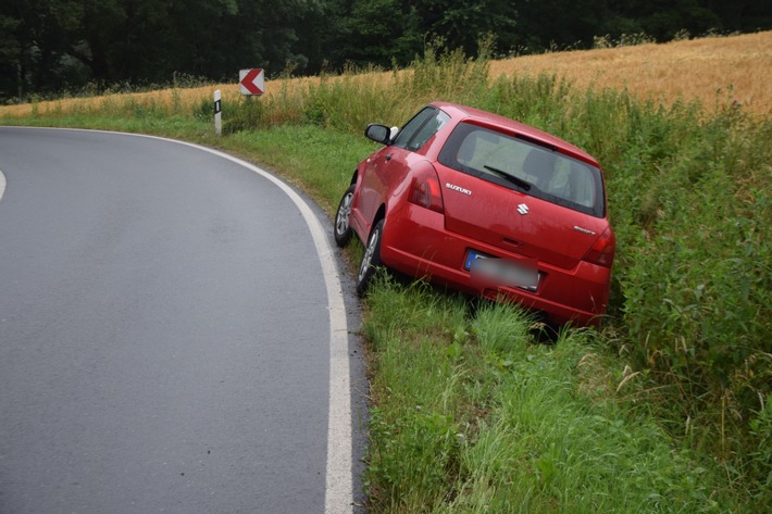 POL-HF: Unfallflucht im Gegenverkehr- Suzuki landet im Straßengraben