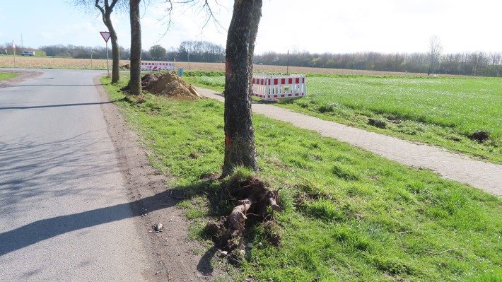 POL-COE: Ascheberg, Windmühlenweg/ Auto beschädigt Baum