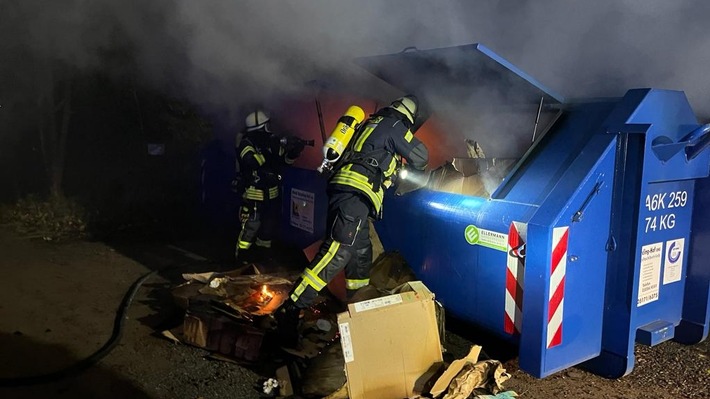 FW Celle: Containerbrand - aufwendige Löscharbeiten in der Kampstraße!