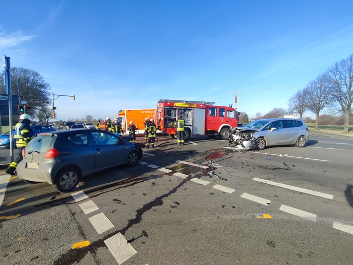 FW-KLE: Verkehrsunfall mit drei Verletzten