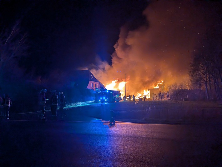 POL-FL: Reußenköge: Wirtschaftsgebäude in Vollbrand