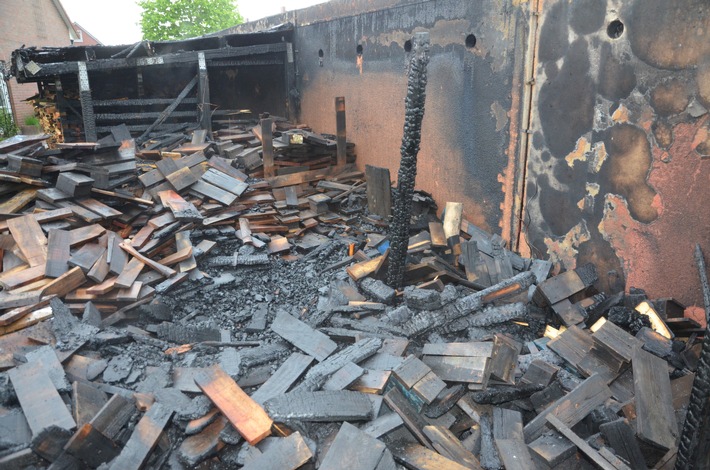 POL-WHV: Brand eines Holzunterstands in Wilhelmshaven - aufmerksamer Zeuge reagierte schnell und konnte Schlimmeres verhindern