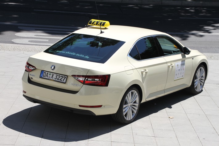 Doppelsieg bei Europas größtem Taxi-Test: Neuer SKODA Superb ist 