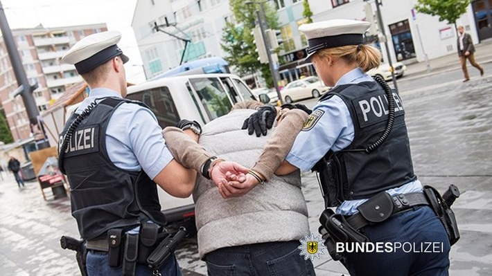Bundespolizeidirektion München: Mehrere tätliche Angriffe gegen Rettungskräfte und Bundespolizisten