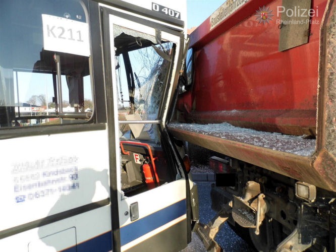 POL-PPWP: Bus rammt Brummi - Totalschaden