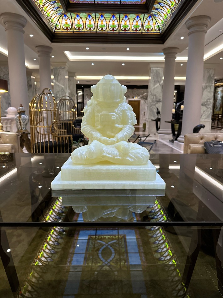 Kunst trifft Nachhaltigkeit: Camm Solutions und MemoriesForArt präsentieren den 3D-gedruckten, umweltfreundlichen Astronauten-Buddha