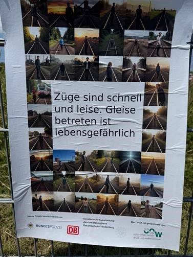 BPOL NRW: Präventionsveranstaltung der Bundespolizei: Schüler hängen selbst angefertigte Plakate auf.