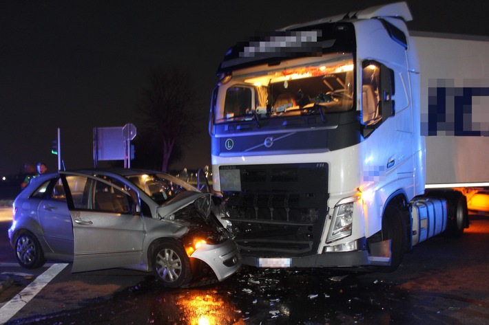 POL-VIE: Kempen: Lkw-Fahrer achtet beim Abbiegen nicht auf Pkw - Autofahrerin wird schwer verletzt