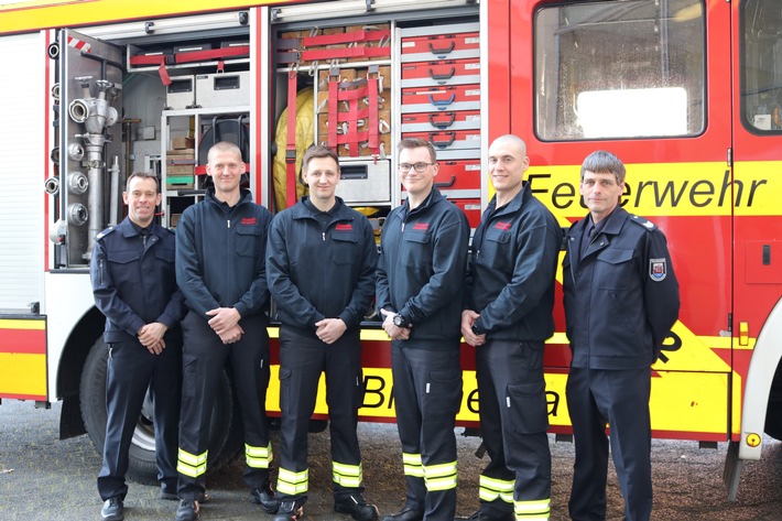 FW Bremerhaven: Vier Brandmeisteranwärter beginnen Ausbildung bei der Feuerwehr