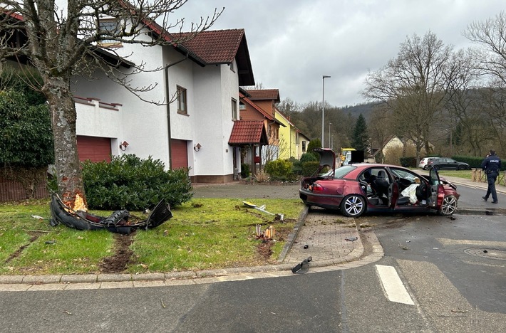 POL-PDKL: Fahrer wollte sich einer Verkehrskontrolle entziehen und prallt gegen einen Baum - Fahrer schwer- und Beifahrerin leichtverletzt