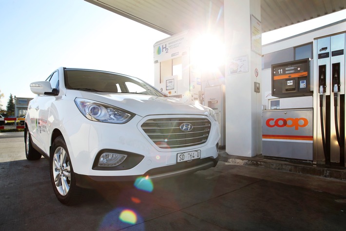 Coop ouvre la première station service publique d&#039;hydrogène en Suisse et complète son parc de véhicules avec 12 nouveaux Hyundai ix35 Fuel Cell