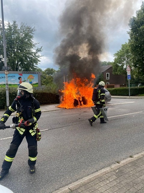 FW-MH: PKW Brand - Zwei Personen mit Verdacht auf Rauchgasintoxikation