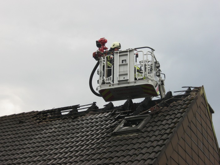 FW Dinslaken: Dachstuhlbrand in Dinslaken Bruch