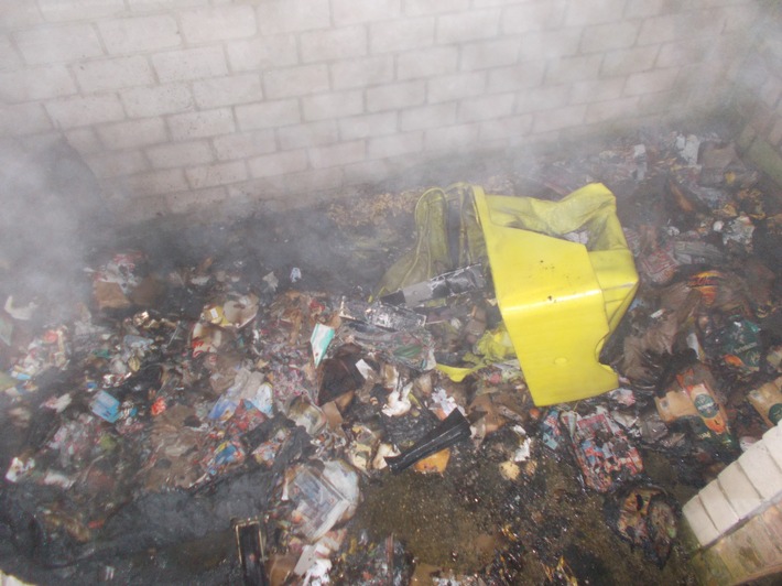 POL-NE: Mülltonne brennt - Polizei sucht Zeugen