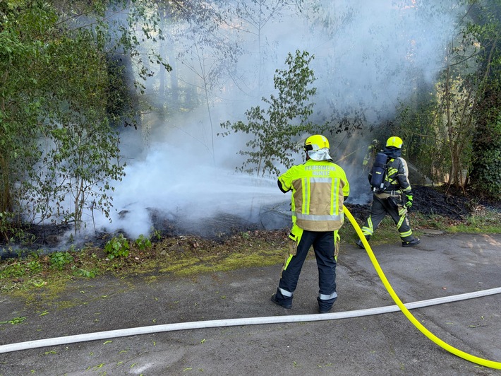 FW Hünxe: Brand in einem Waldstück