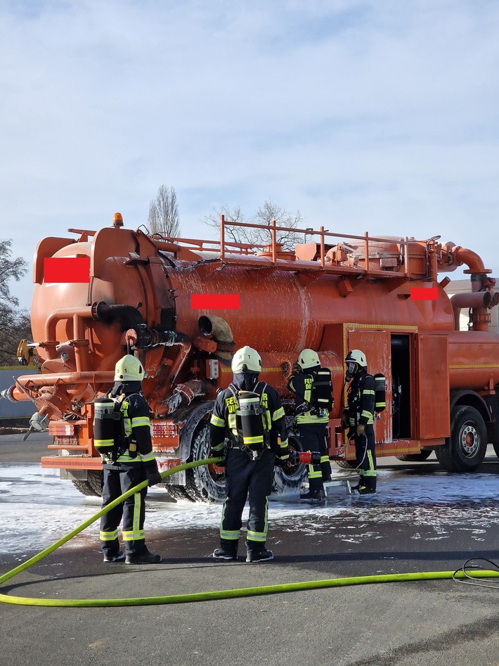 FW Dinslaken: LKW-Brand im Gewerbegebiet Thyssenstrasse.