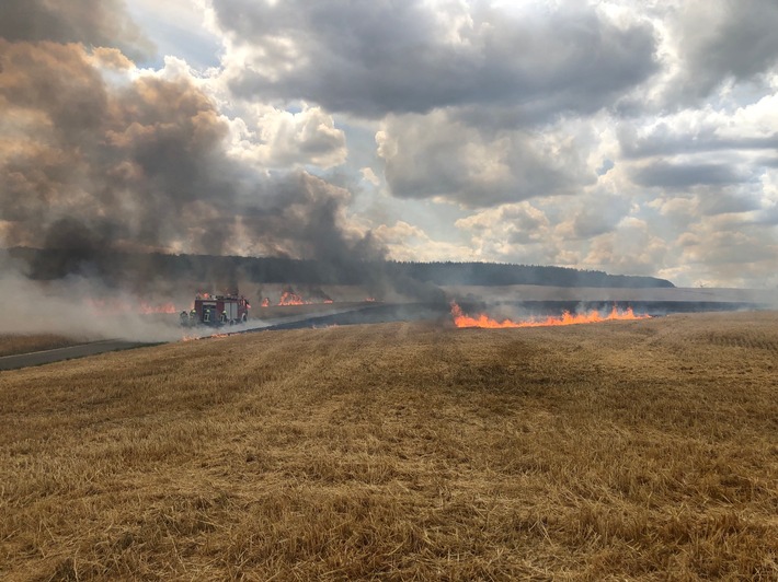 POL-PDKL: Mähdrescher gerät in Brand, Feuer schlägt auf Felder über
