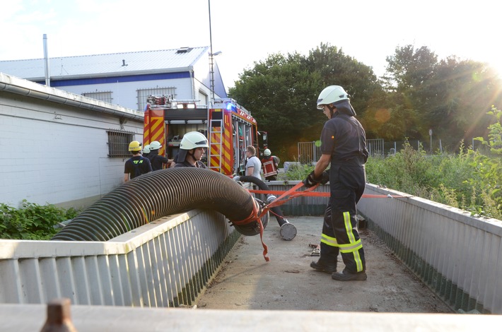 FW-KLE: Freiwillige Feuerwehr Bedburg-Hau beim THW Ortsverband Kleve / "Wasserförderung über lange Wegstrecken"