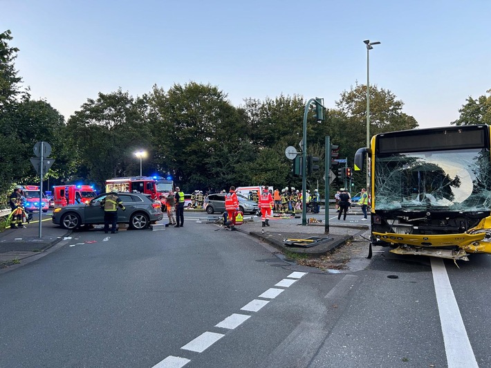 FW-E: Schwerer Verkehrsunfall löst Großeinsatz für den Rettungsdienst aus - eine Person eingeklemmt