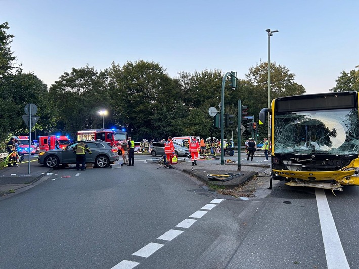 FW-E: Schwerer Verkehrsunfall löst Großeinsatz für den Rettungsdienst aus - eine Person eingeklemmt