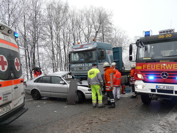 POL-WL: Dibbersen - Schwerer Schneeglätteunfall ++ Stelle - Trunkenheitsfahrt ++ Elstorf - Einbrüche in Einfamilienhäuser ++ Drage/ Elbstorf - Kupferdachrinnen entwendet ++