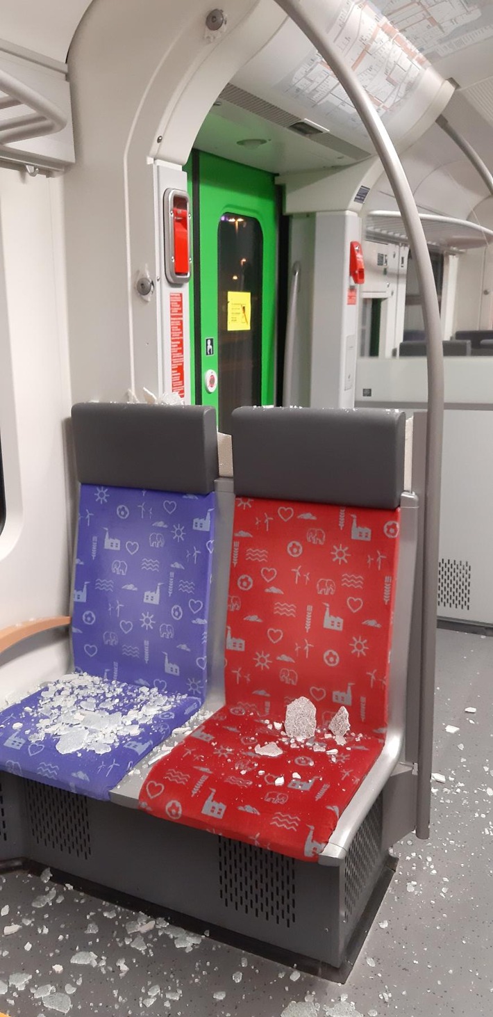 BPOL NRW: Glasscheibe im Abteil zerstört - Bahnmitarbeiter beobachten Sachbeschädigung in S-Bahn - Bundespolizei ermittelt gegen 24-jährigen Tatverdächtigen