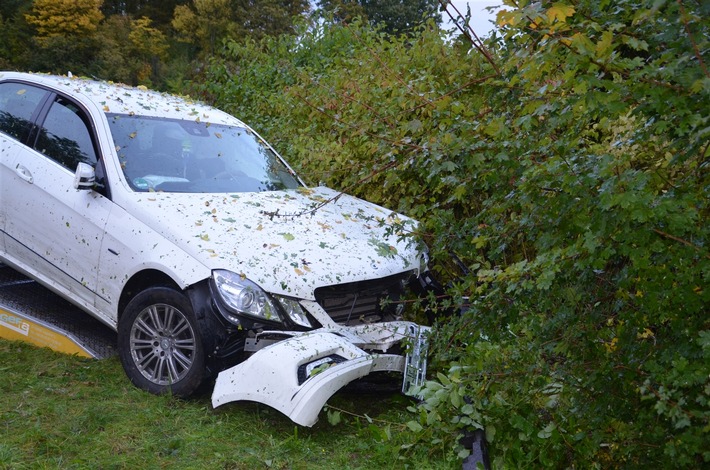 POL-HF: Mercedes kommt von Fahrbahn ab - Unfall auf Umgehungsstraße