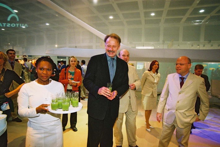 Bundesumweltminister Jürgen Trittin besucht Autostadt auf der ITB 2002