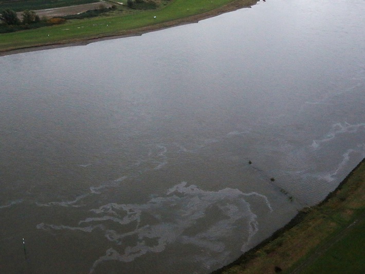 POL-DU: Düsseldorf-Wittlaer: Gewässerverunreinigung auf dem Rhein - Wasserschutzpolizei ermittelt