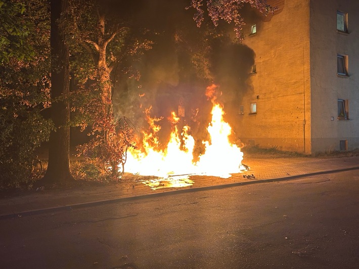 POL-PDKL: Abfallcontainer in Brand gesetzt - Polizei sucht Zeugen