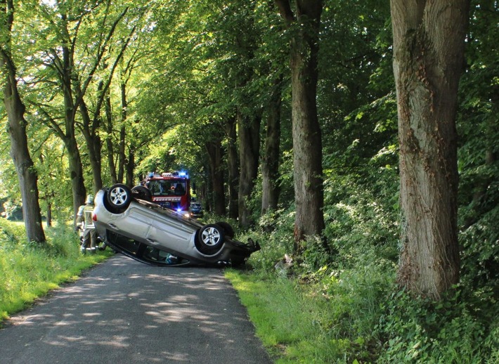 POL-COE: Lüdinghausen, Berenbrock/ Gegen Baum geprallt und überschlagen