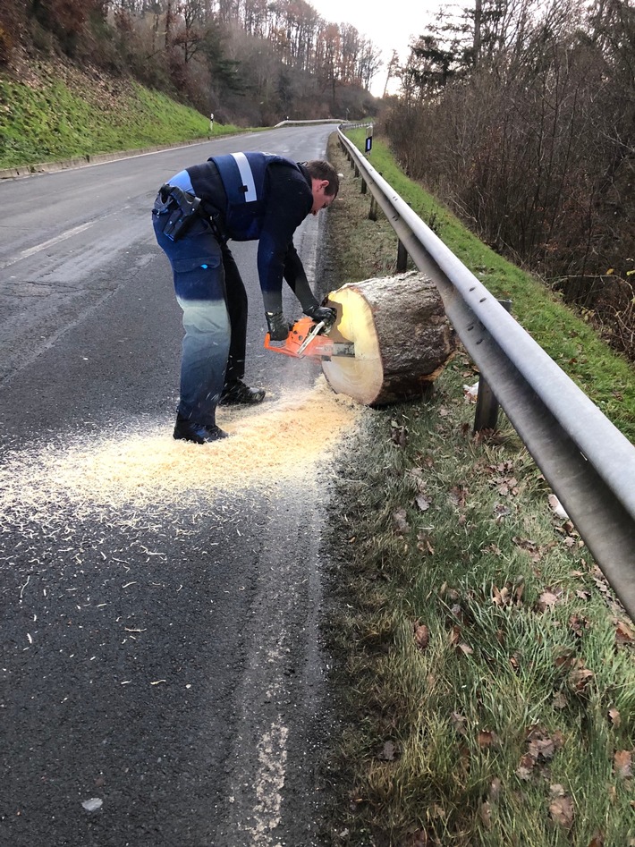 POL-PDWIL: Baumstamm auf Straße gefallen, Polizei legt selbst Hand an