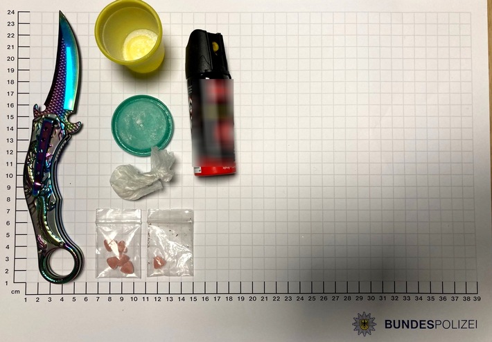 BPOL NRW: Frau verweigert Mitnahme zur Bundespolizeiwache - Messer und Drogen aufgefunden