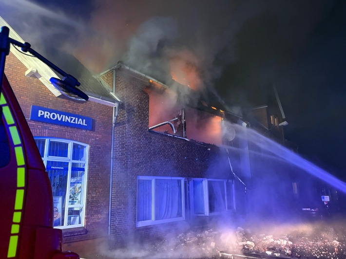 FW-HEI: Feuer in leerstehendem Gebäude - mehrere Feuerwehren im Einsatz