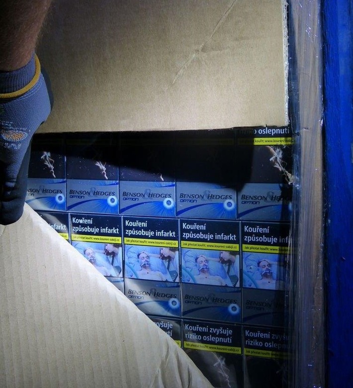 ZOLL-M: Zollfahnder fangen illegale Zigarettenlieferung ab,

550.000 Stück Markenzigaretten sichergestellt