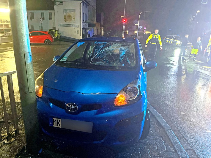 POL-MK: Autofahrer fährt zwei Fußgänger an und verletzt sie schwer