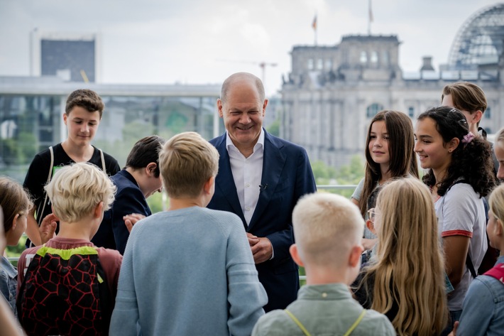 &quot;Haben Sie Angst vor Putin?&quot; Olaf Scholz, Annalena Baerbock und Karl Lauterbach stellen sich Kinderfragen in SAT.1