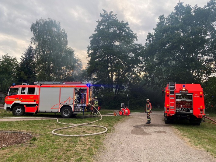 FW Norderstedt: Vollbrand eines kombinierten Holz- und Containerbaus an der Oadby-and-Wigston-Straße