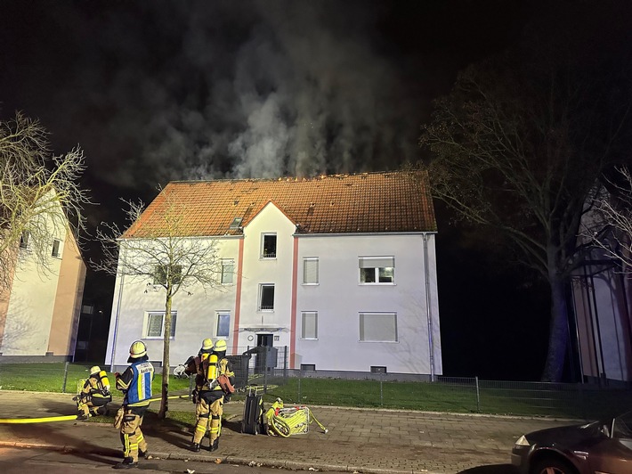 FW-E: Dachstuhlbrand in Essen-Karnap - Feuerwehr bis in die Morgenstunden im Einsatz