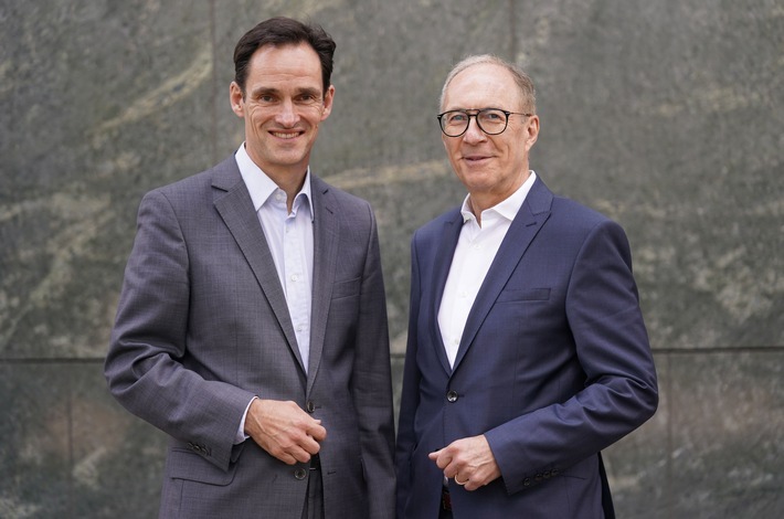 v.l.n.r.: Frank Mahlberg (Axel Springer Auto Verlag) und Herbert Dachs (Medienholding Süd) sind heute in Hamburg in den Aufsichtsrat von Deutschlands größter Nachrichtenagentur dpa gewählt worden. / Weiterer Text über ots und www.presseportal.de/nr/8218 / Die Verwendung dieses Bildes ist für redaktionelle Zwecke unter Beachtung ggf. genannter Nutzungsbedingungen honorarfrei. Veröffentlichung bitte mit Bildrechte-Hinweis.