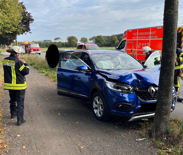 POL-MI: Pkw kollidiert mit Baum