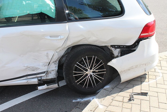 POL-OE: Verkehrsunfall mit vier Verletzten und hohem Sachschaden