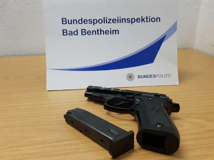 BPOL-BadBentheim: Schreckschusspistole im Handschuhfach