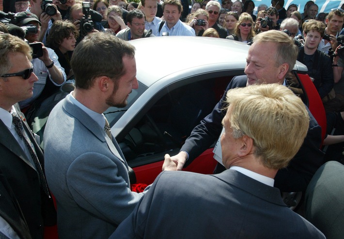 Königlich: Kronprinz Haakon lässt sich Ford-Elektroauto TH!NK City vorführen