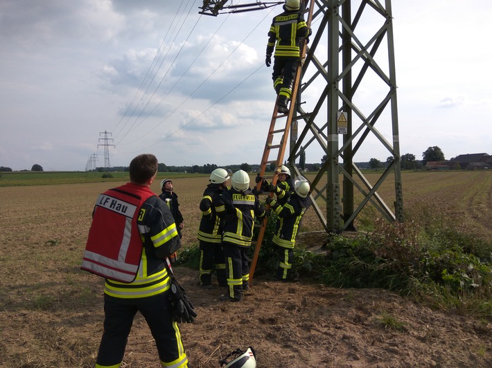 FW-KLE: Hilflose Person auf Strommast